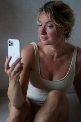 Julie, 25