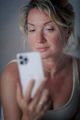 Manon, 28